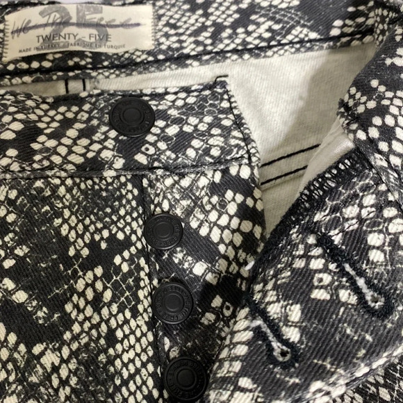 We The Free NWT Gator Skin Print Jean - Picture 9 of 13